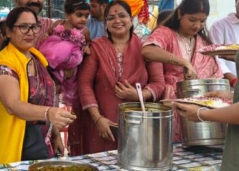 छोरी को पहिलो जन्मदिवसमा सराफ परिवार द्वारा नारायणी अस्पतालको साप्ताहिक निशुल्क भोजन कार्यक्रममा सहयोग र प्रत्यक्ष सेवा ।