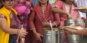 छोरी को पहिलो जन्मदिवसमा सराफ परिवार द्वारा नारायणी अस्पतालको साप्ताहिक निशुल्क भोजन कार्यक्रममा सहयोग र प्रत्यक्ष सेवा ।