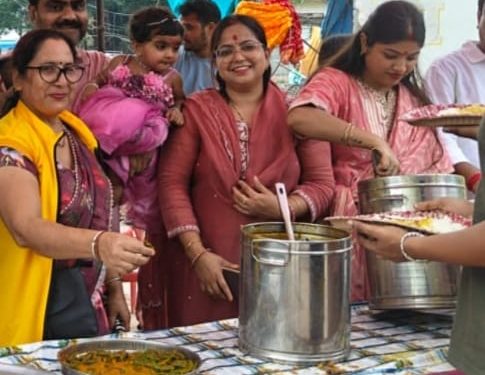 छोरी को पहिलो जन्मदिवसमा सराफ परिवार द्वारा नारायणी अस्पतालको साप्ताहिक निशुल्क भोजन कार्यक्रममा सहयोग र प्रत्यक्ष सेवा ।