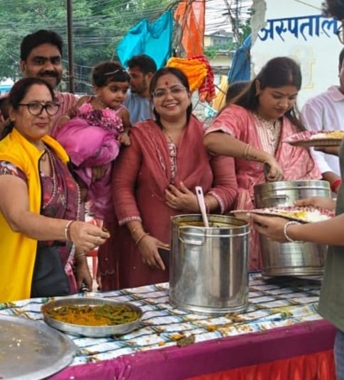 छोरी को पहिलो जन्मदिवसमा सराफ परिवार द्वारा नारायणी अस्पतालको साप्ताहिक निशुल्क भोजन कार्यक्रममा सहयोग र प्रत्यक्ष सेवा ।