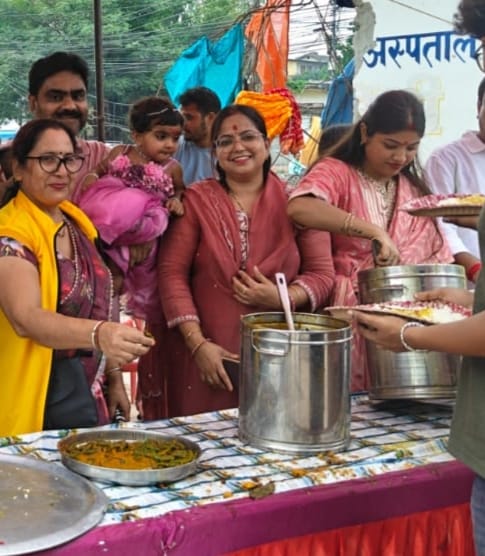 छोरी को पहिलो जन्मदिवसमा सराफ परिवार द्वारा नारायणी अस्पतालको साप्ताहिक निशुल्क भोजन कार्यक्रममा सहयोग र प्रत्यक्ष सेवा ।
